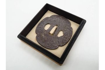 時代武具　鉄地　木瓜形　蟷螂の斧　独創的なデザインに惹かれる大鍔(カマキリ、車輪、彫刻、刀装具、ケース付き)(R-079844)