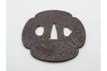 時代武具　鉄地　木瓜形　蟷螂の斧　独創的なデザインに惹かれる大鍔(カマキリ、車輪、彫刻、刀装具、ケース付き)(R-079844)
