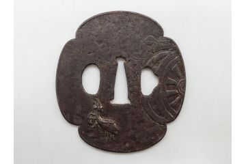 時代武具　鉄地　木瓜形　蟷螂の斧　独創的なデザインに惹かれる大鍔(カマキリ、車輪、彫刻、刀装具、ケース付き)(R-079844)