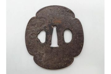 時代武具　鉄地　木瓜形　蟷螂の斧　独創的なデザインに惹かれる大鍔(カマキリ、車輪、彫刻、刀装具、ケース付き)(R-079844)