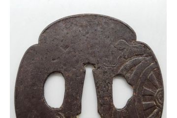 時代武具　鉄地　木瓜形　蟷螂の斧　独創的なデザインに惹かれる大鍔(カマキリ、車輪、彫刻、刀装具、ケース付き)(R-079844)