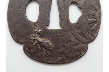 時代武具　鉄地　木瓜形　蟷螂の斧　独創的なデザインに惹かれる大鍔(カマキリ、車輪、彫刻、刀装具、ケース付き)(R-079844)