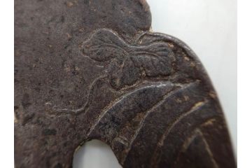 時代武具　鉄地　木瓜形　蟷螂の斧　独創的なデザインに惹かれる大鍔(カマキリ、車輪、彫刻、刀装具、ケース付き)(R-079844)