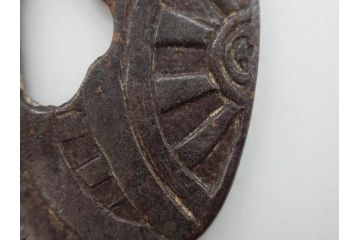 時代武具　鉄地　木瓜形　蟷螂の斧　独創的なデザインに惹かれる大鍔(カマキリ、車輪、彫刻、刀装具、ケース付き)(R-079844)