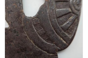 時代武具　鉄地　木瓜形　蟷螂の斧　独創的なデザインに惹かれる大鍔(カマキリ、車輪、彫刻、刀装具、ケース付き)(R-079844)