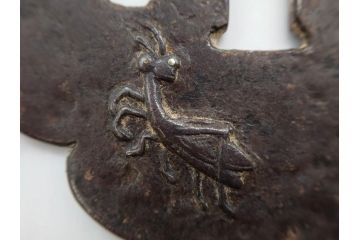 時代武具　鉄地　木瓜形　蟷螂の斧　独創的なデザインに惹かれる大鍔(カマキリ、車輪、彫刻、刀装具、ケース付き)(R-079844)