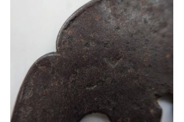 時代武具　鉄地　木瓜形　蟷螂の斧　独創的なデザインに惹かれる大鍔(カマキリ、車輪、彫刻、刀装具、ケース付き)(R-079844)