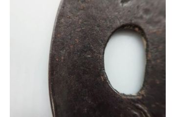 時代武具　鉄地　木瓜形　蟷螂の斧　独創的なデザインに惹かれる大鍔(カマキリ、車輪、彫刻、刀装具、ケース付き)(R-079844)