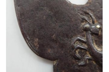 時代武具　鉄地　木瓜形　蟷螂の斧　独創的なデザインに惹かれる大鍔(カマキリ、車輪、彫刻、刀装具、ケース付き)(R-079844)
