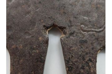 時代武具　鉄地　木瓜形　蟷螂の斧　独創的なデザインに惹かれる大鍔(カマキリ、車輪、彫刻、刀装具、ケース付き)(R-079844)