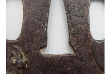 時代武具　鉄地　木瓜形　蟷螂の斧　独創的なデザインに惹かれる大鍔(カマキリ、車輪、彫刻、刀装具、ケース付き)(R-079844)