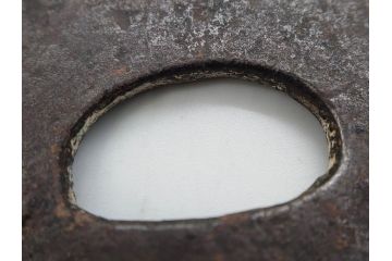 時代武具　鉄地　木瓜形　蟷螂の斧　独創的なデザインに惹かれる大鍔(カマキリ、車輪、彫刻、刀装具、ケース付き)(R-079844)