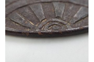 時代武具　鉄地　木瓜形　蟷螂の斧　独創的なデザインに惹かれる大鍔(カマキリ、車輪、彫刻、刀装具、ケース付き)(R-079844)