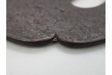 時代武具　鉄地　木瓜形　蟷螂の斧　独創的なデザインに惹かれる大鍔(カマキリ、車輪、彫刻、刀装具、ケース付き)(R-079844)