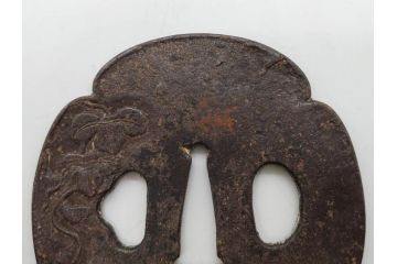 時代武具　鉄地　木瓜形　蟷螂の斧　独創的なデザインに惹かれる大鍔(カマキリ、車輪、彫刻、刀装具、ケース付き)(R-079844)