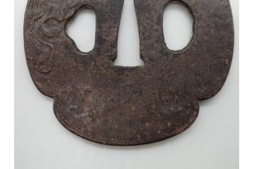 時代武具　鉄地　木瓜形　蟷螂の斧　独創的なデザインに惹かれる大鍔(カマキリ、車輪、彫刻、刀装具、ケース付き)(R-079844)