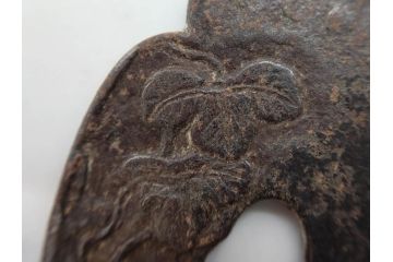 時代武具　鉄地　木瓜形　蟷螂の斧　独創的なデザインに惹かれる大鍔(カマキリ、車輪、彫刻、刀装具、ケース付き)(R-079844)