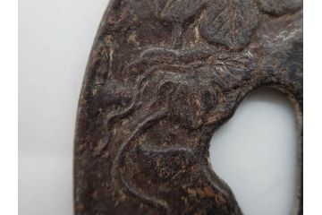 時代武具　鉄地　木瓜形　蟷螂の斧　独創的なデザインに惹かれる大鍔(カマキリ、車輪、彫刻、刀装具、ケース付き)(R-079844)
