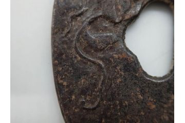 時代武具　鉄地　木瓜形　蟷螂の斧　独創的なデザインに惹かれる大鍔(カマキリ、車輪、彫刻、刀装具、ケース付き)(R-079844)