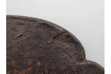 時代武具　鉄地　木瓜形　蟷螂の斧　独創的なデザインに惹かれる大鍔(カマキリ、車輪、彫刻、刀装具、ケース付き)(R-079844)
