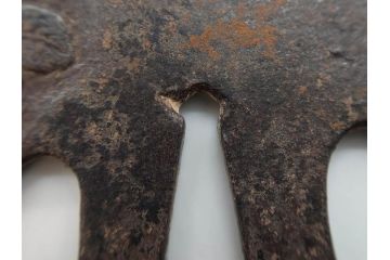 時代武具　鉄地　木瓜形　蟷螂の斧　独創的なデザインに惹かれる大鍔(カマキリ、車輪、彫刻、刀装具、ケース付き)(R-079844)