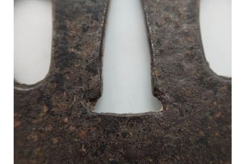 時代武具　鉄地　木瓜形　蟷螂の斧　独創的なデザインに惹かれる大鍔(カマキリ、車輪、彫刻、刀装具、ケース付き)(R-079844)