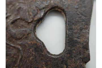 時代武具　鉄地　木瓜形　蟷螂の斧　独創的なデザインに惹かれる大鍔(カマキリ、車輪、彫刻、刀装具、ケース付き)(R-079844)