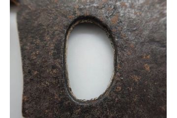 時代武具　鉄地　木瓜形　蟷螂の斧　独創的なデザインに惹かれる大鍔(カマキリ、車輪、彫刻、刀装具、ケース付き)(R-079844)