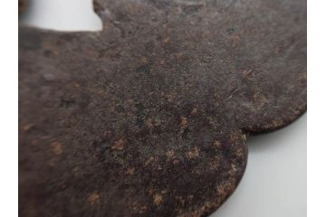 時代武具　鉄地　木瓜形　蟷螂の斧　独創的なデザインに惹かれる大鍔(カマキリ、車輪、彫刻、刀装具、ケース付き)(R-079844)