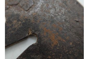 時代武具　鉄地　木瓜形　蟷螂の斧　独創的なデザインに惹かれる大鍔(カマキリ、車輪、彫刻、刀装具、ケース付き)(R-079844)