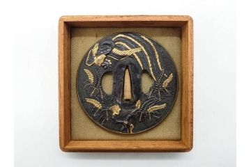 時代武具　赤銅?　鐔　丸形　桐鳳凰図　魚子地　華やかな佇まいの大鍔(金彩、七子地、彫刻、刀装具、ケース付き)(R-079845)