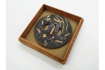 時代武具　赤銅?　鐔　丸形　桐鳳凰図　魚子地　華やかな佇まいの大鍔(金彩、七子地、彫刻、刀装具、ケース付き)(R-079845)