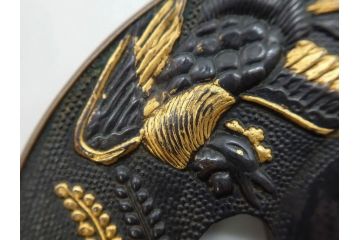時代武具　赤銅?　鐔　丸形　桐鳳凰図　魚子地　華やかな佇まいの大鍔(金彩、七子地、彫刻、刀装具、ケース付き)(R-079845)