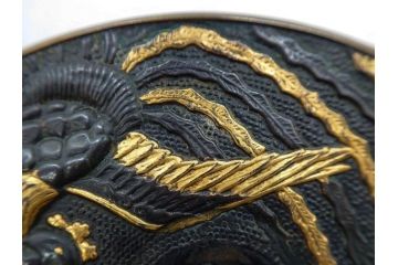 時代武具　赤銅?　鐔　丸形　桐鳳凰図　魚子地　華やかな佇まいの大鍔(金彩、七子地、彫刻、刀装具、ケース付き)(R-079845)
