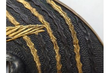 時代武具　赤銅?　鐔　丸形　桐鳳凰図　魚子地　華やかな佇まいの大鍔(金彩、七子地、彫刻、刀装具、ケース付き)(R-079845)