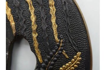 時代武具　赤銅?　鐔　丸形　桐鳳凰図　魚子地　華やかな佇まいの大鍔(金彩、七子地、彫刻、刀装具、ケース付き)(R-079845)