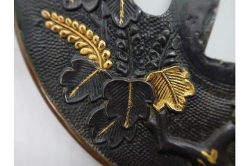 時代武具　赤銅?　鐔　丸形　桐鳳凰図　魚子地　華やかな佇まいの大鍔(金彩、七子地、彫刻、刀装具、ケース付き)(R-079845)