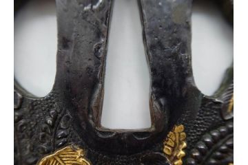 時代武具　赤銅?　鐔　丸形　桐鳳凰図　魚子地　華やかな佇まいの大鍔(金彩、七子地、彫刻、刀装具、ケース付き)(R-079845)