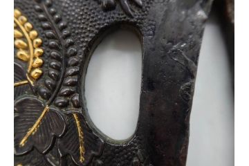 時代武具　赤銅?　鐔　丸形　桐鳳凰図　魚子地　華やかな佇まいの大鍔(金彩、七子地、彫刻、刀装具、ケース付き)(R-079845)