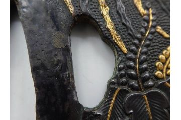 時代武具　赤銅?　鐔　丸形　桐鳳凰図　魚子地　華やかな佇まいの大鍔(金彩、七子地、彫刻、刀装具、ケース付き)(R-079845)