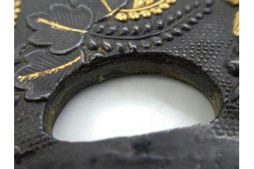 時代武具　赤銅?　鐔　丸形　桐鳳凰図　魚子地　華やかな佇まいの大鍔(金彩、七子地、彫刻、刀装具、ケース付き)(R-079845)