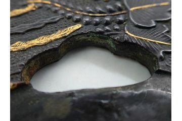 時代武具　赤銅?　鐔　丸形　桐鳳凰図　魚子地　華やかな佇まいの大鍔(金彩、七子地、彫刻、刀装具、ケース付き)(R-079845)