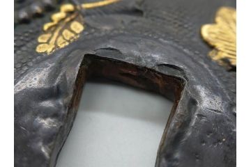 時代武具　赤銅?　鐔　丸形　桐鳳凰図　魚子地　華やかな佇まいの大鍔(金彩、七子地、彫刻、刀装具、ケース付き)(R-079845)