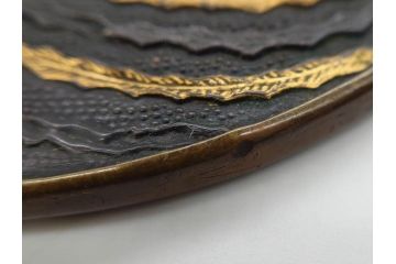 時代武具　赤銅?　鐔　丸形　桐鳳凰図　魚子地　華やかな佇まいの大鍔(金彩、七子地、彫刻、刀装具、ケース付き)(R-079845)