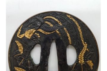 時代武具　赤銅?　鐔　丸形　桐鳳凰図　魚子地　華やかな佇まいの大鍔(金彩、七子地、彫刻、刀装具、ケース付き)(R-079845)