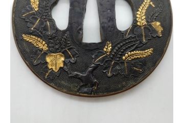 時代武具　赤銅?　鐔　丸形　桐鳳凰図　魚子地　華やかな佇まいの大鍔(金彩、七子地、彫刻、刀装具、ケース付き)(R-079845)