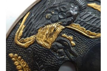 時代武具　赤銅?　鐔　丸形　桐鳳凰図　魚子地　華やかな佇まいの大鍔(金彩、七子地、彫刻、刀装具、ケース付き)(R-079845)