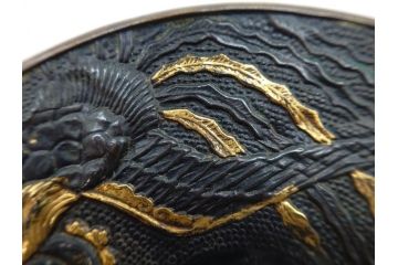 時代武具　赤銅?　鐔　丸形　桐鳳凰図　魚子地　華やかな佇まいの大鍔(金彩、七子地、彫刻、刀装具、ケース付き)(R-079845)
