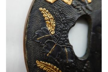 時代武具　赤銅?　鐔　丸形　桐鳳凰図　魚子地　華やかな佇まいの大鍔(金彩、七子地、彫刻、刀装具、ケース付き)(R-079845)