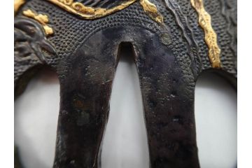 時代武具　赤銅?　鐔　丸形　桐鳳凰図　魚子地　華やかな佇まいの大鍔(金彩、七子地、彫刻、刀装具、ケース付き)(R-079845)